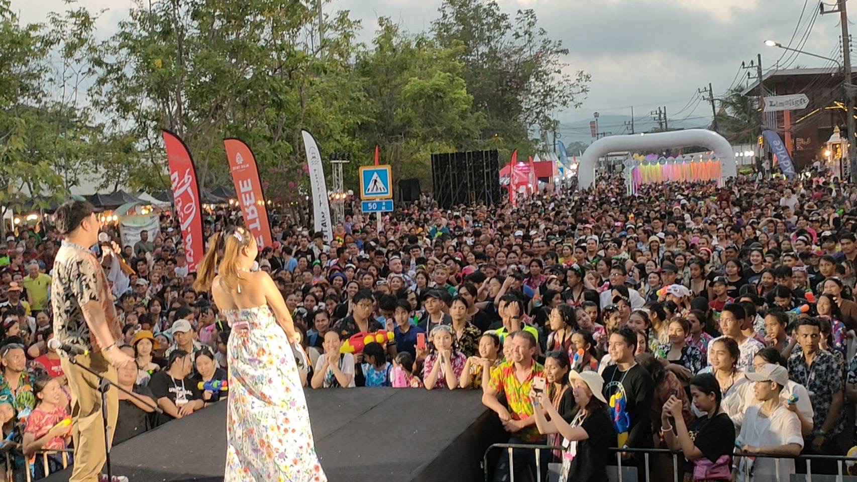 ครึกครื้นไม่เเพ้กัน! บรรยากาศสงกรานต์โนเเอล ถนนดีบุก ภูเก็ต นทท.แน่น 