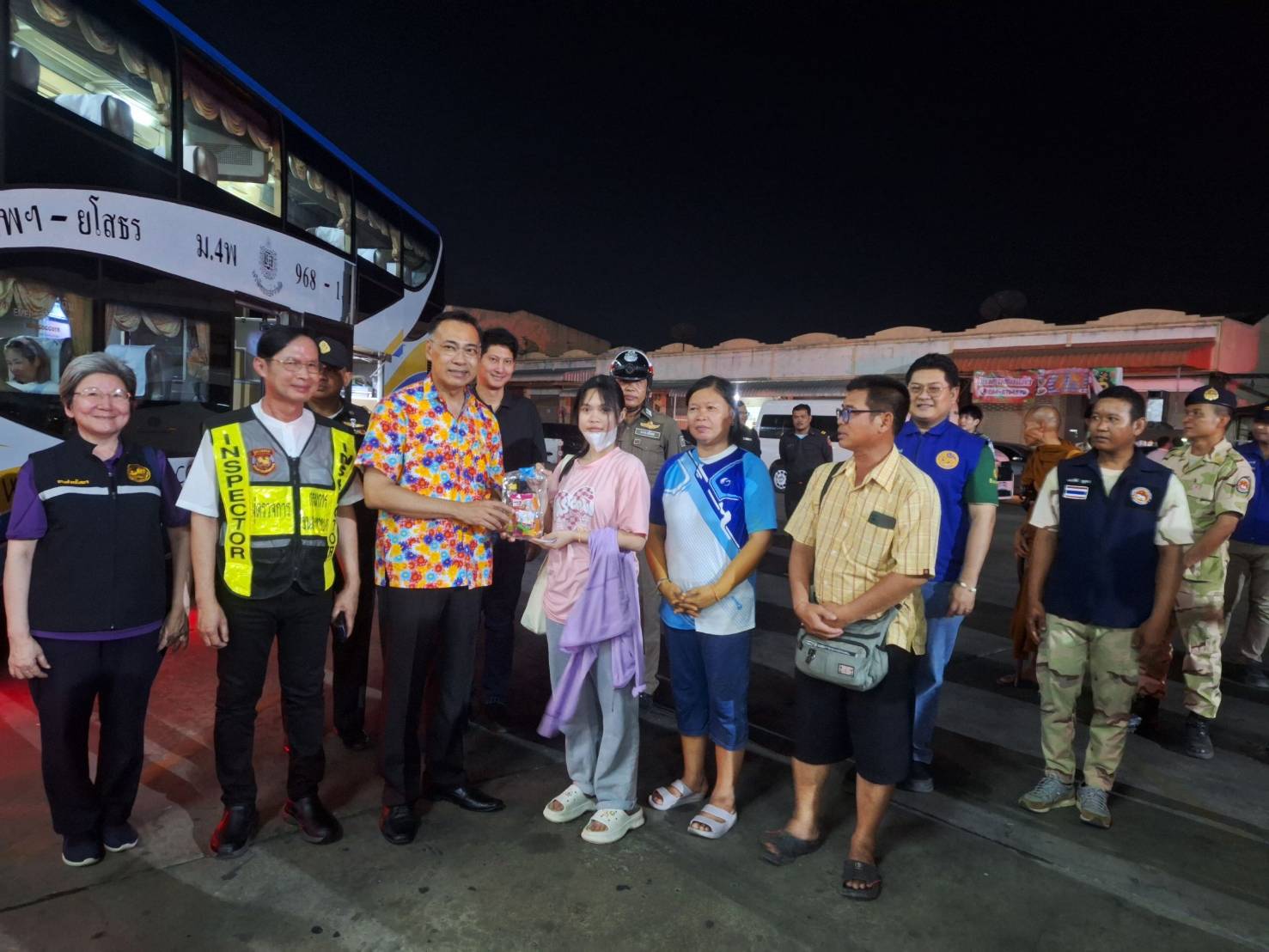 พ่อเมืองยโสธรส่งผู้โดยสารกลับไปทำงานหลังเทศกาลสงกรานต์พร้อมกำชับคนขับรถ"เมาไม่ขับ ดื่มไม่ขับ"   