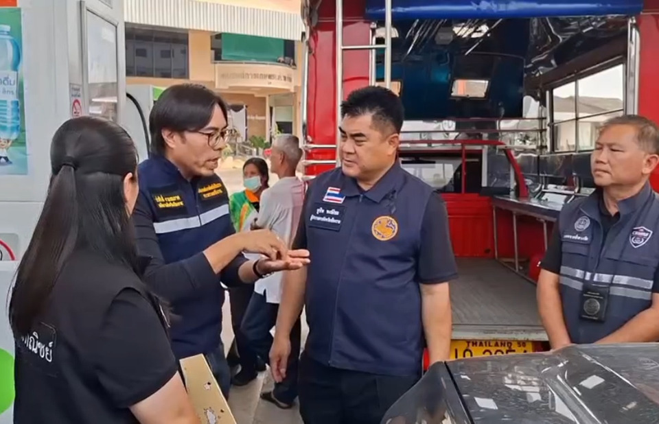ผู้ว่าฯ เชียงรายลงพื้นที่สยบข่าวลือน้ำมันขาดตลาด ย้ำกักตุนเจอโทษหนัก