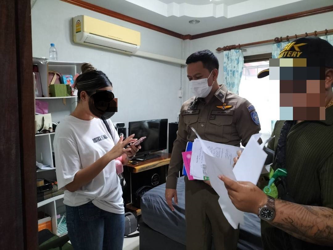 ตำรวจไซเบอร์ บุกรวบสาวสายมูเจ้าของร้านเช่าชุดกระเป๋าแบรนด์เนมโพสต์ขายหวยไทย-หวยลาวออนไลน์