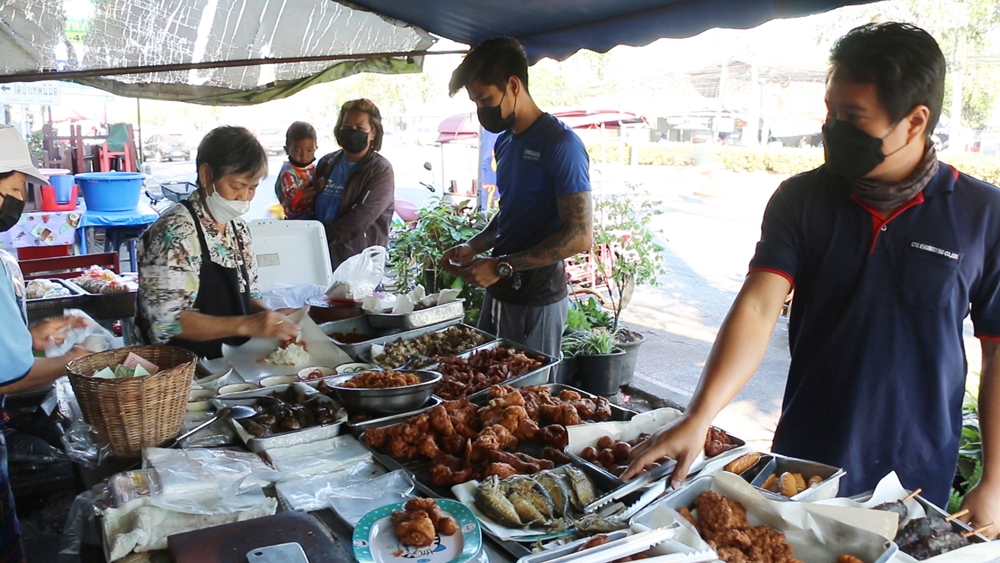 ร้านหมูทอดขอนแก่น ยังขายห่อ 10 บาทเหมือนเดิม ช่วยผู้บริโภค "ยุคหมูแพง" เน้นปรับลดพนักงาน-บริหารลดต้นทุนแทน
