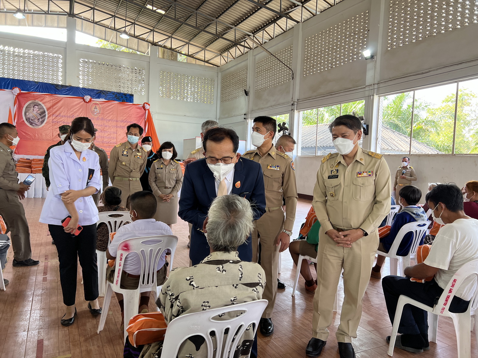 ราชวิทยาลัยจุฬาภรณ์เชิญสิ่งของพระราชทานเพื่อช่วยเหลือผู้ประสบภัยหนาวในพื้นที่ อำเภอสังคม จังหวัดหนองคาย 