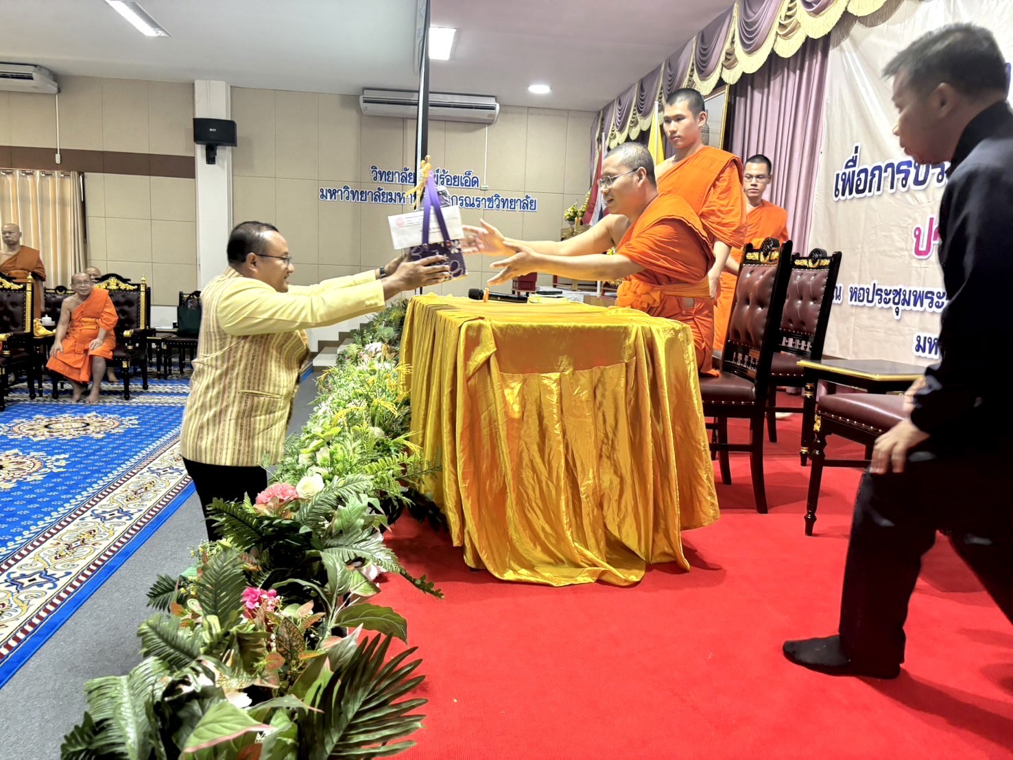 ผู้ว่าฯร้อยเอ็ดร่วมบรรยายพิเศษเรื่องงานราชการที่เกี่ยวข้องกับคณะสงฆ์