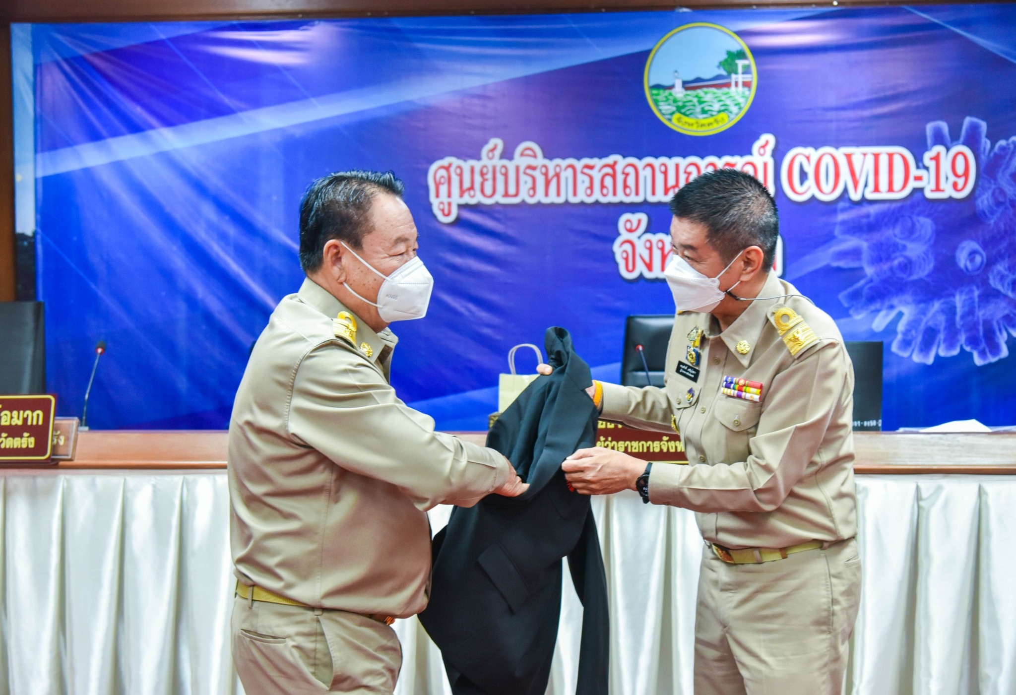 นายกอบจ.ตรังและนายกเล็กนครตรัง  รับมอบเสื้อเบลเซอร์ของการกีฬาแห่งประเทศไทย