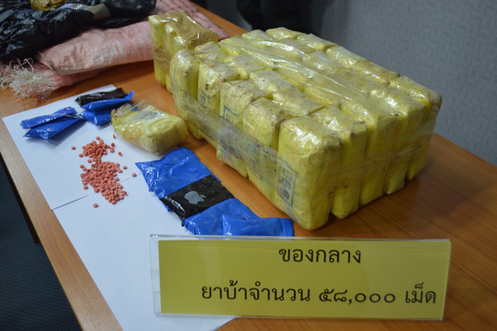 ซ้อนแผน! ล่อซื้อยาบ้า รวบ 2 หนุ่มมูเซอ หลังขนยาขึ้นรถโดยสารส่งให้ถึงสถานีขนส่งเมืองลับแล