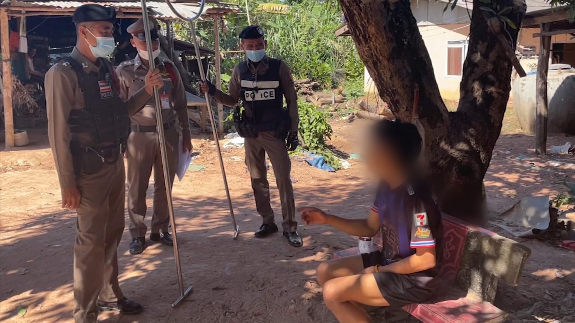 ตำรวจ สภ.บ้านฝาง ตามรวบหนุ่มเมายาบ้า หลอนปาหินใส่เพื่อนบ้านเดือดร้อนทั่วหน้า