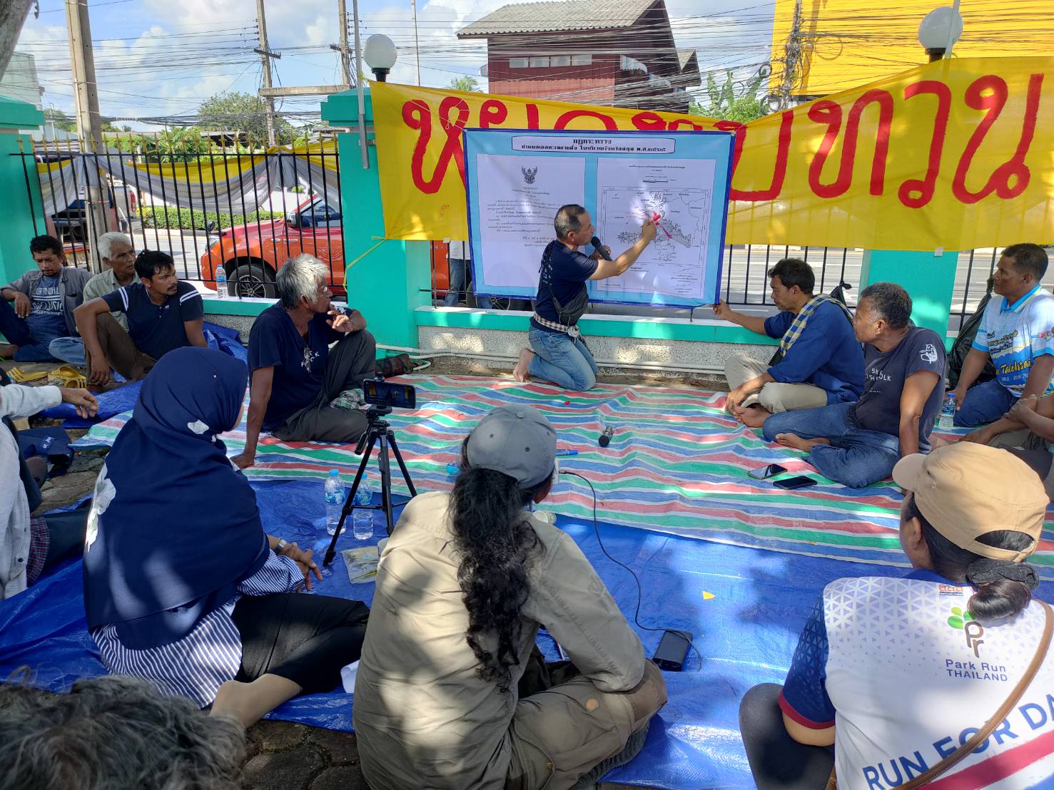 กลุ่มเครือข่ายชาวประมงพื้นบ้านสตูลยื่นข้อเสนอ 2 ข้อ ปักหลักรอคำตอบหน้าศาลากลางจังหวัดจนกว่าบรรลุเป้าหมาย