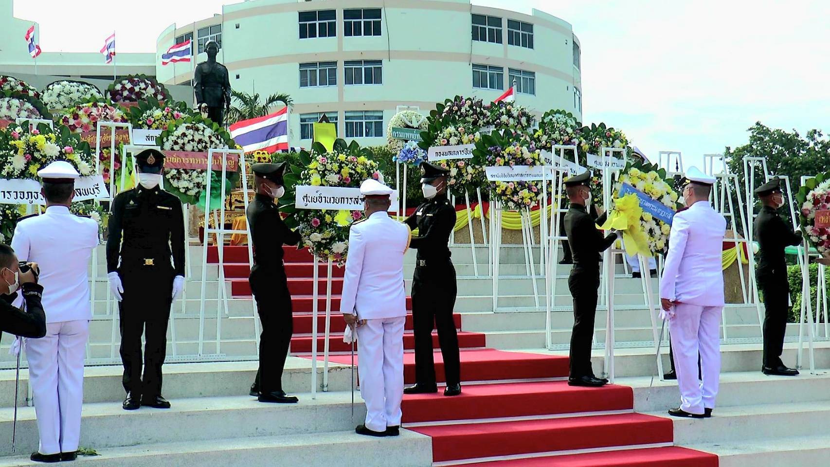 โรงพยาบาลอานันทมหิดลอัญเชิญพวงมาลาพระราชทานในวันคล้ายวันสวรรคตรัชกาลที่ 8 ณ พระบรมราชานุสาวรีย์ 