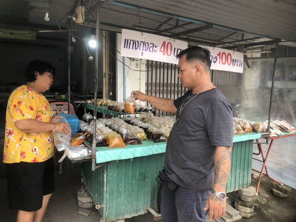 ร้านแกงถุงยะลา สู้ไข่แพง ยอมแบกต้นทุน ตรึงราคา 3 ถุง 100 บาท ช่วยลดภาระลูกค้า 