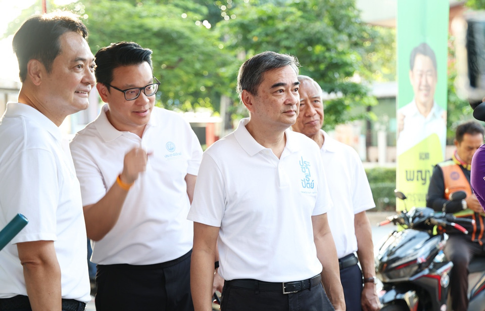 “อนุชา” ควง “อภิสิทธิ์” ลงพื้นที่ซอยลือชาชูแก้ปัญหาทางเท้า เตรียมเปิดนโยบาย 18 มิ.ย. นี้ 