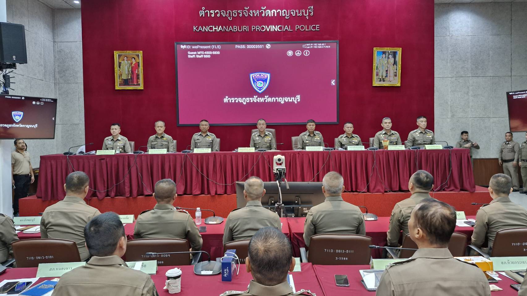 ผบก.ตำรวจกาญจนบุรีมอบใบประกาศเกียรติคุณตำรวจชุดสืบสวน สภ.ลูกแกที่มีผลงานดีเด่น