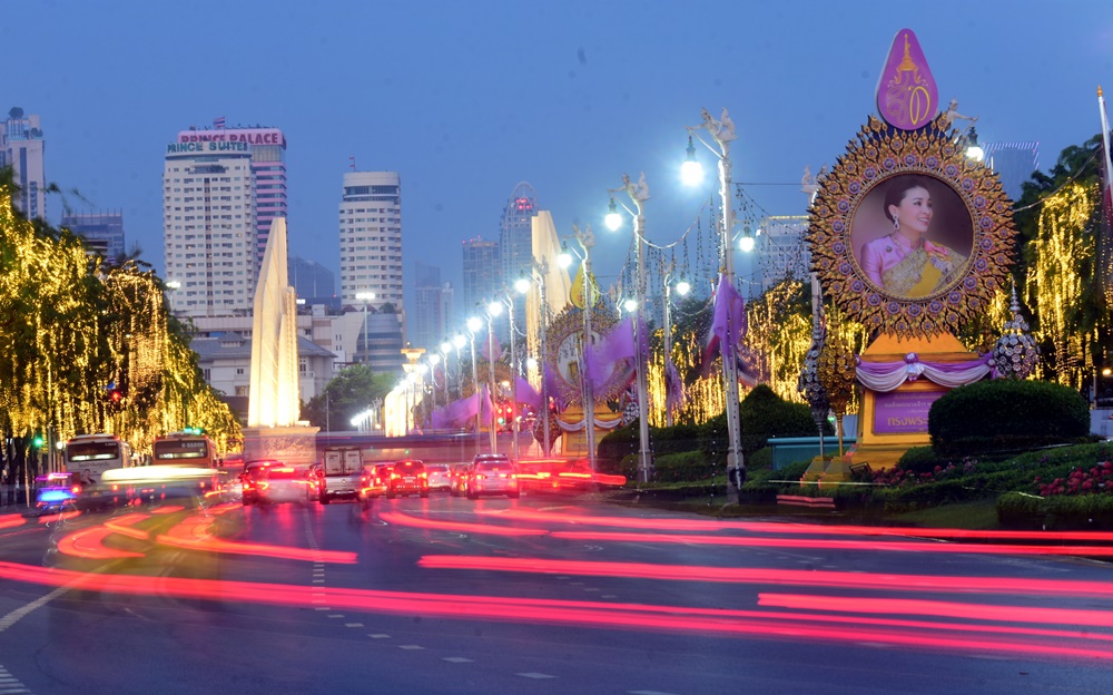 ตระการตา!! ประดับไฟเฉลิมพระเกียรติ "พระราชินี" ถนนราชดำเนิน (ประมวลภาพ)