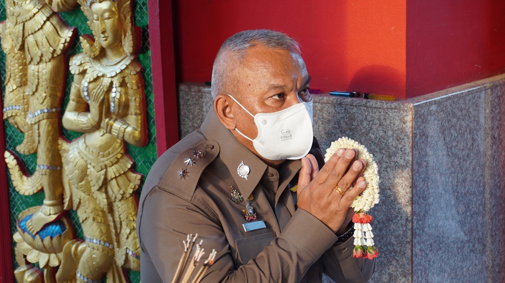 รองผู้บังคับการตำรวจภูธรอุทัยธานี กราบสักการะพระเจ้าตากสินขอให้ปัดเป่าโรคร้ายให้หมดไป