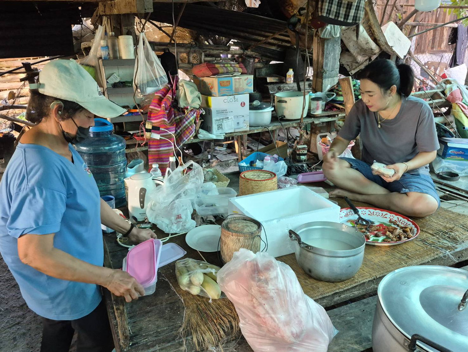คนแนวหลังบ้านกรวดรวมพลัง ทำข้าวเหนียวหมูทอดส่งทหารแนวหน้า สู้ศึกชายแดน