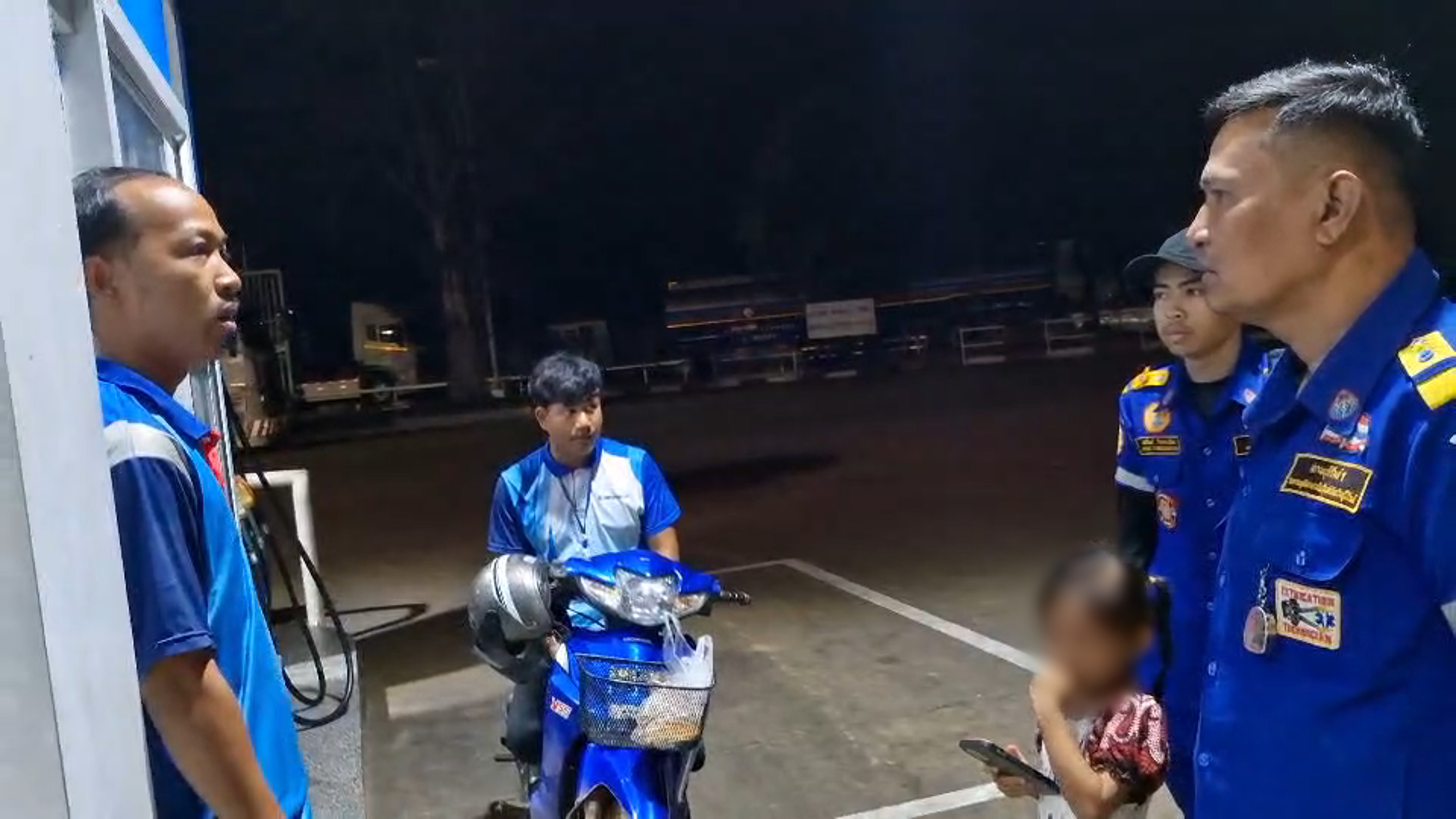 ลุงชาวลาวลืมหลานสาว 6 ขวบไว้ในปั้มน้ำมันที่บุรีรัมย์ รู้อึกทีถึงกรุงเทพฯ ไกลกว่า 400 กม.