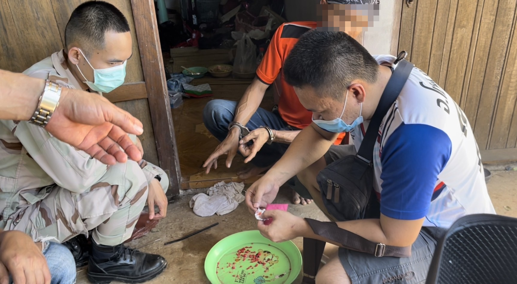 ชุดปฏิบัติการพิเศษฝ่ายปกครองมหาสารคาม บูรณาการศูนย์ดำรงธรรม บุกจับกุมและขยายผลเครือข่ายยาเสพติดในพื้นที่ 