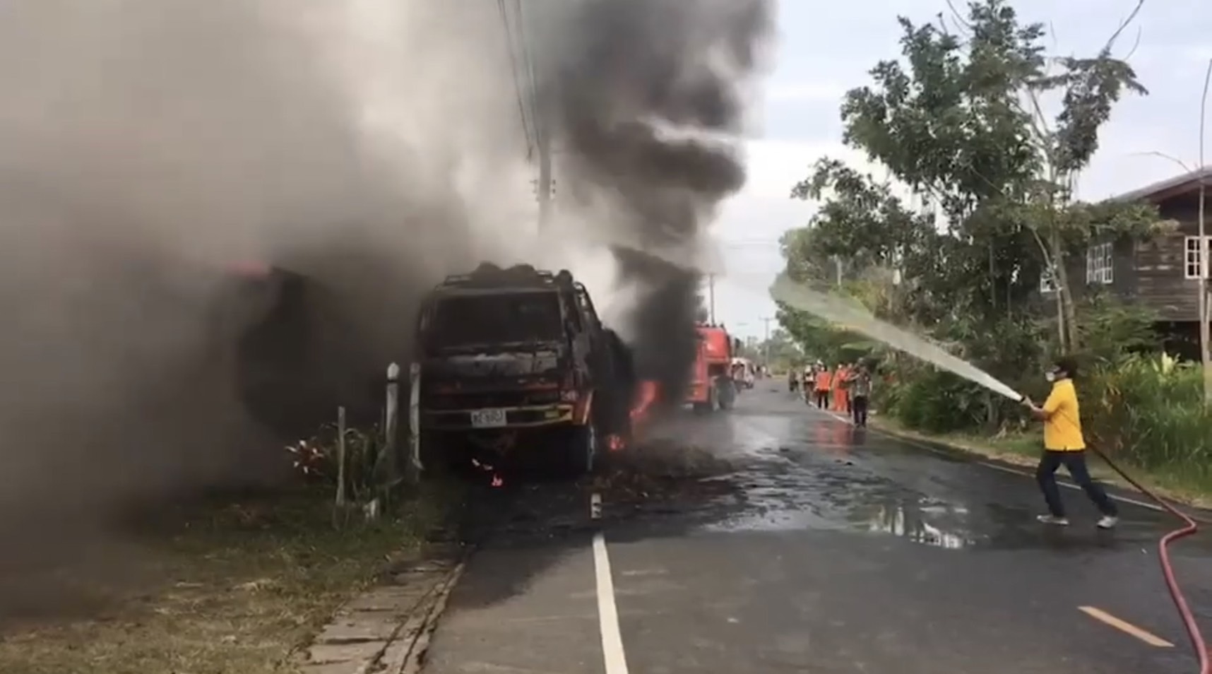  ระทึก! รถเทเลอร์สิบล้อบรรทุกก้อนฟางข้าวอัดก้อนนับร้อยก้อน วิ่งผ่านสายไฟฟ้ในหมู่บ้านช็อตเกิดประกายไฟลุกไหม้