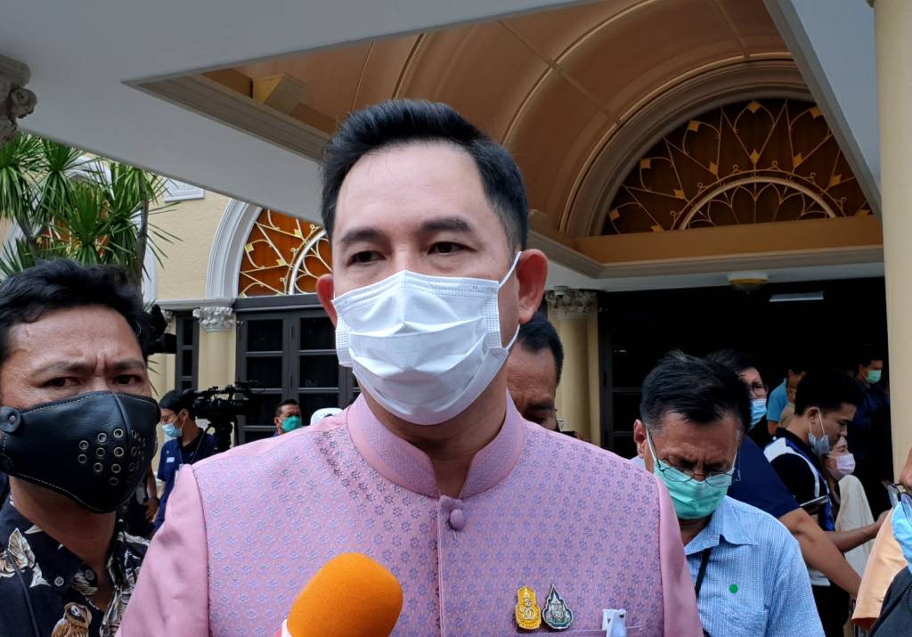 รมว.วธ. เร่งประสานดีอี ตรวจสอบโลกโซเชียลแชร์ภาพแบรนด์เสื้อผ้า ใช้ "ตราครุฑ-ธงชาติไทย" ติดรองเท้า