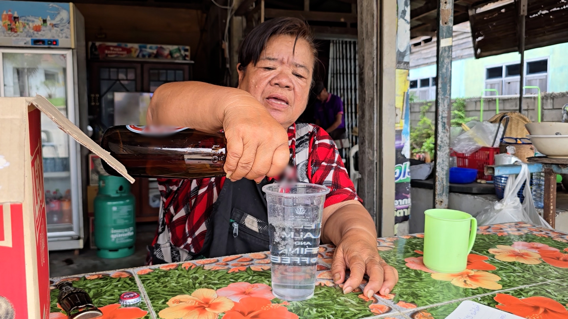 ร้านค้าขอนแก่นโดนแล้ว มิจฉาชีพขับ จยย.มาขายเบียร์ชื่อดังในราคาถูก ก่อนพบเป็นเพียงน้ำเปล่า 