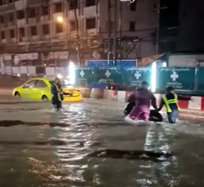 ลาดกระบังสาหัส! ฝนถล่มน้ำท่วมถนน