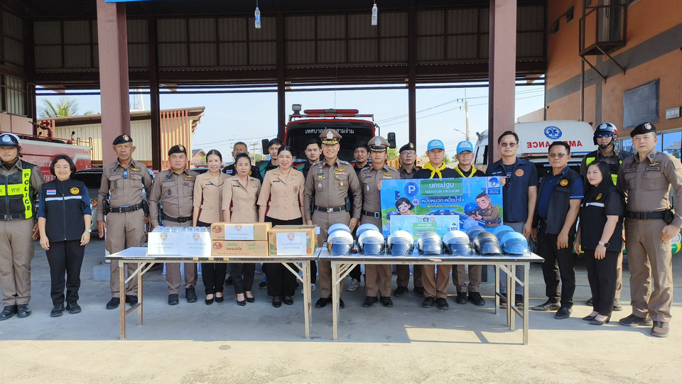 ผู้การนครปฐม ตรวจจุดบริการประชาชนปีใหม่ มอบกำลังใจ-แจกหมวกนิรภัย ป้องอุบัติเหตุทางถนน 