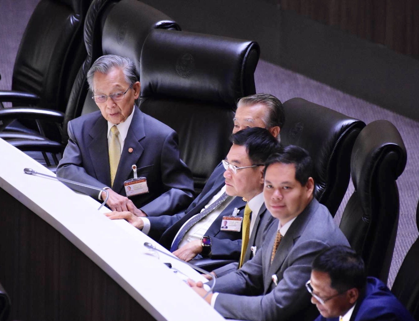 "4 สส.ปชป." ถกเครียดกลางสภาฯ ไม่เห็นด้วยเข้าร่วม "รัฐบาลเพื่อไทย" 