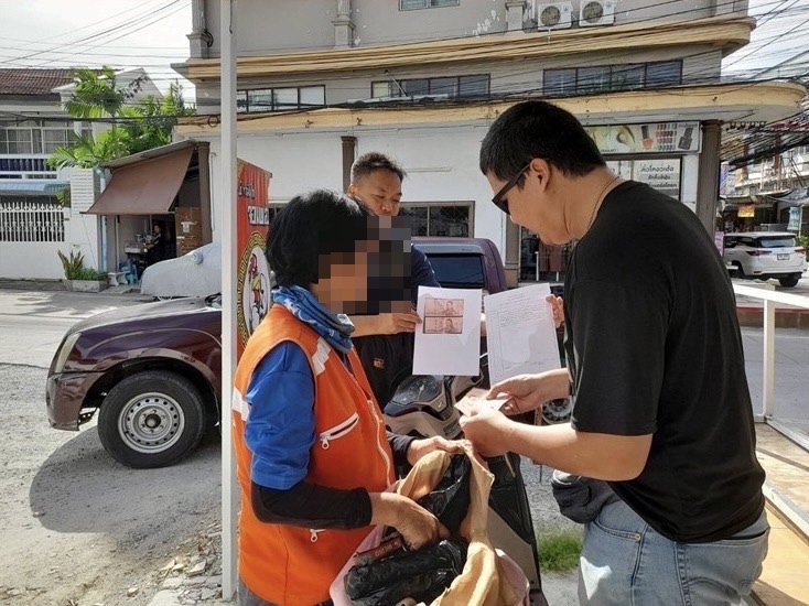 ตร.พัทยารวบป้าวินจยย.รับจ้างลอบขายน้ำกระท่อมอ้างหารายได้เสริม