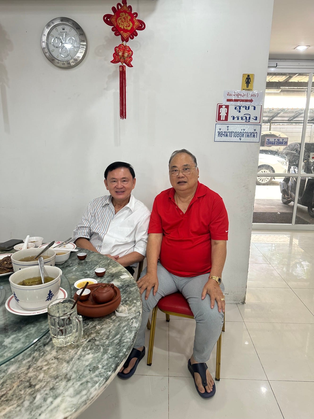สยบลือ ! "ทักษิณ" แวะกินห่านพะโล้ร้านดัง ย่านกรุงเทพกรีฑา 