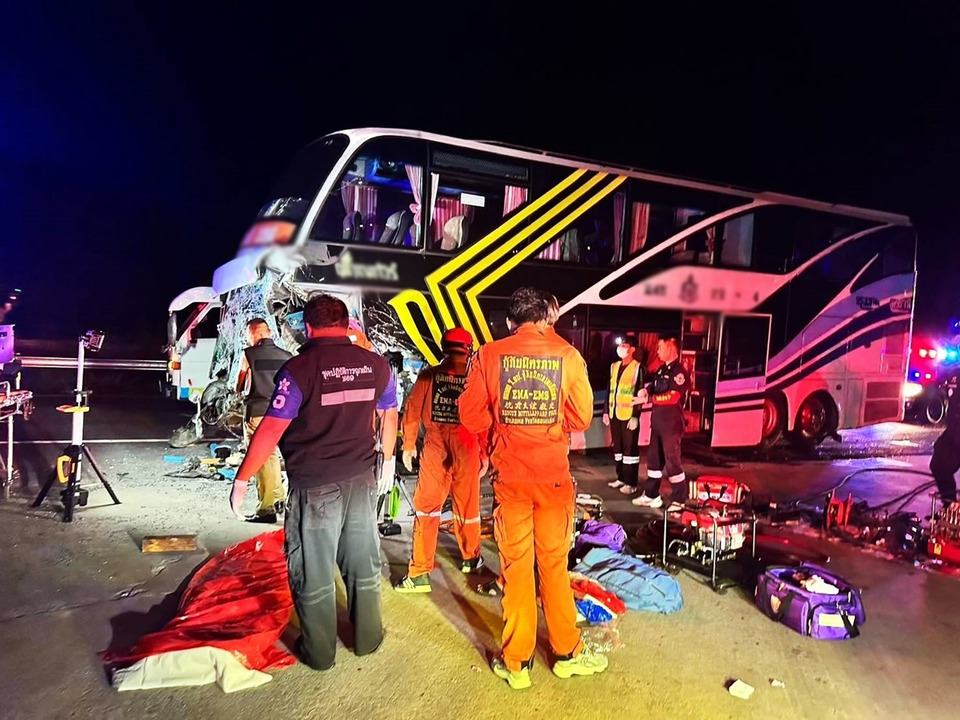 รถทัวร์ชนท้ายพ่วงปูน ขอนแก่น ดับ 2 เจ็บ 30 ราย หน้าด่านชั่งน้ำหนัก