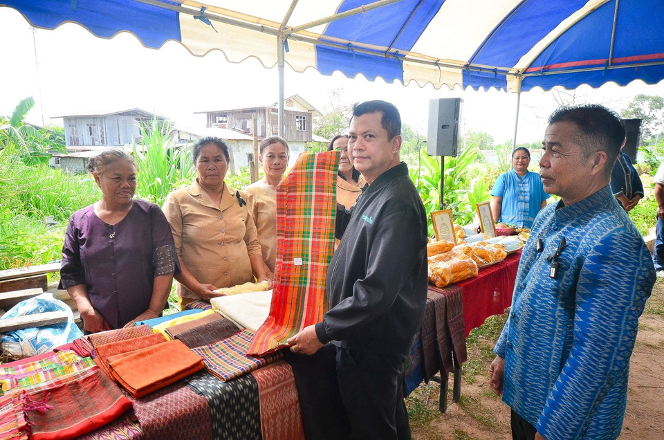 ร้อยเอ็ดโชว์โมเดลพลิกชีวิต! “อธิบดีกรมหม่อนไหม” ลงพื้นที่ ชูต้นแบบแปลงใหญ่หม่อนไหมบ้านโนนชัยศรี ดันเส้นไหมไทยสู่ตลาดออนไลน์ 