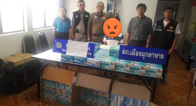 สภ.เมืองมุกดาหาร จับพ่อค้ากักตุนสินค้าควบคุม หน้ากากอนามัย