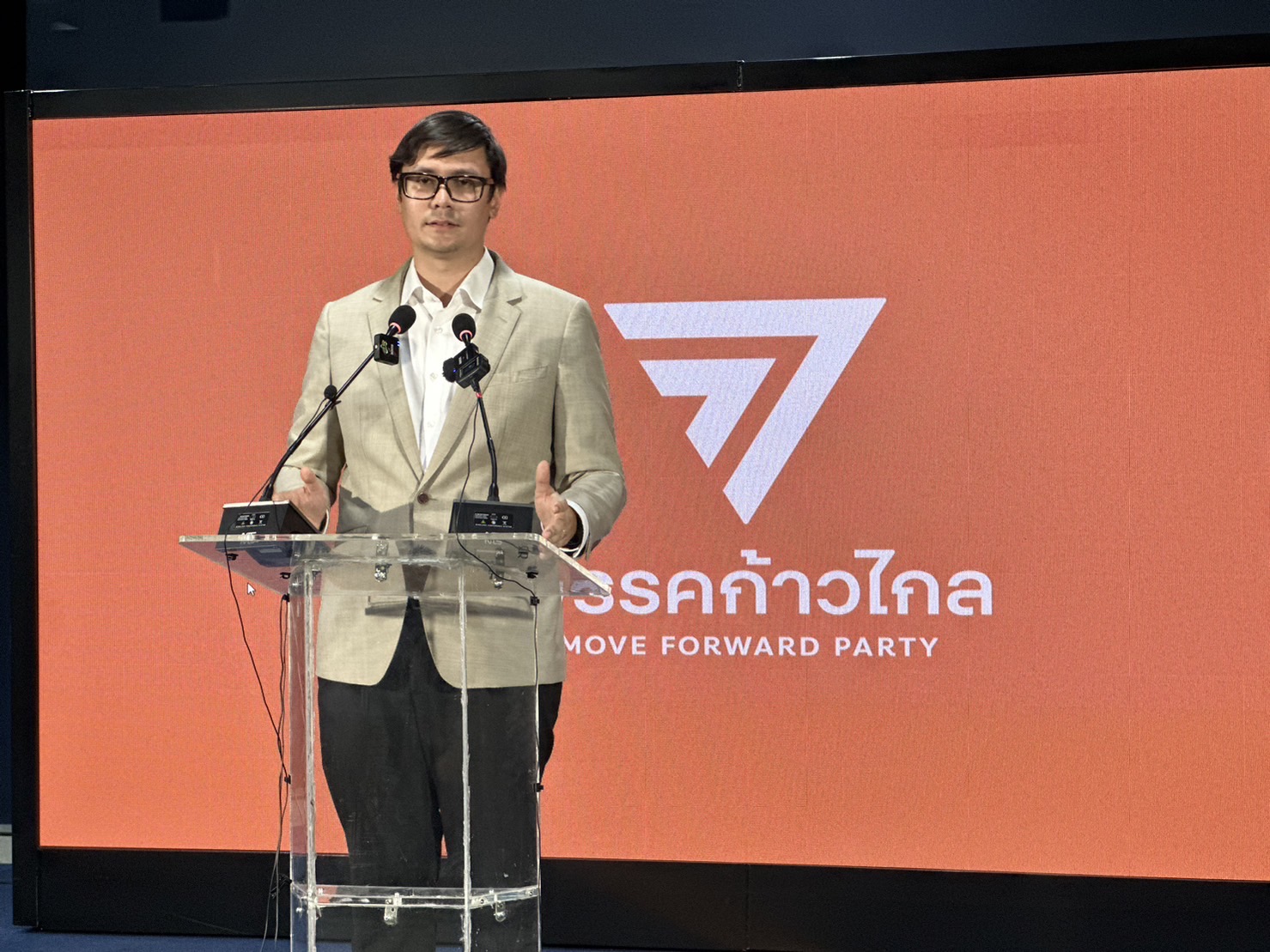 "รังสิมันต์" แจงความเห็นส่วนตัว  เสนอเปลี่ยน "วันชาติ" ยันพูดไม่ต่างจาก  "นักประวัติศาสตร์"