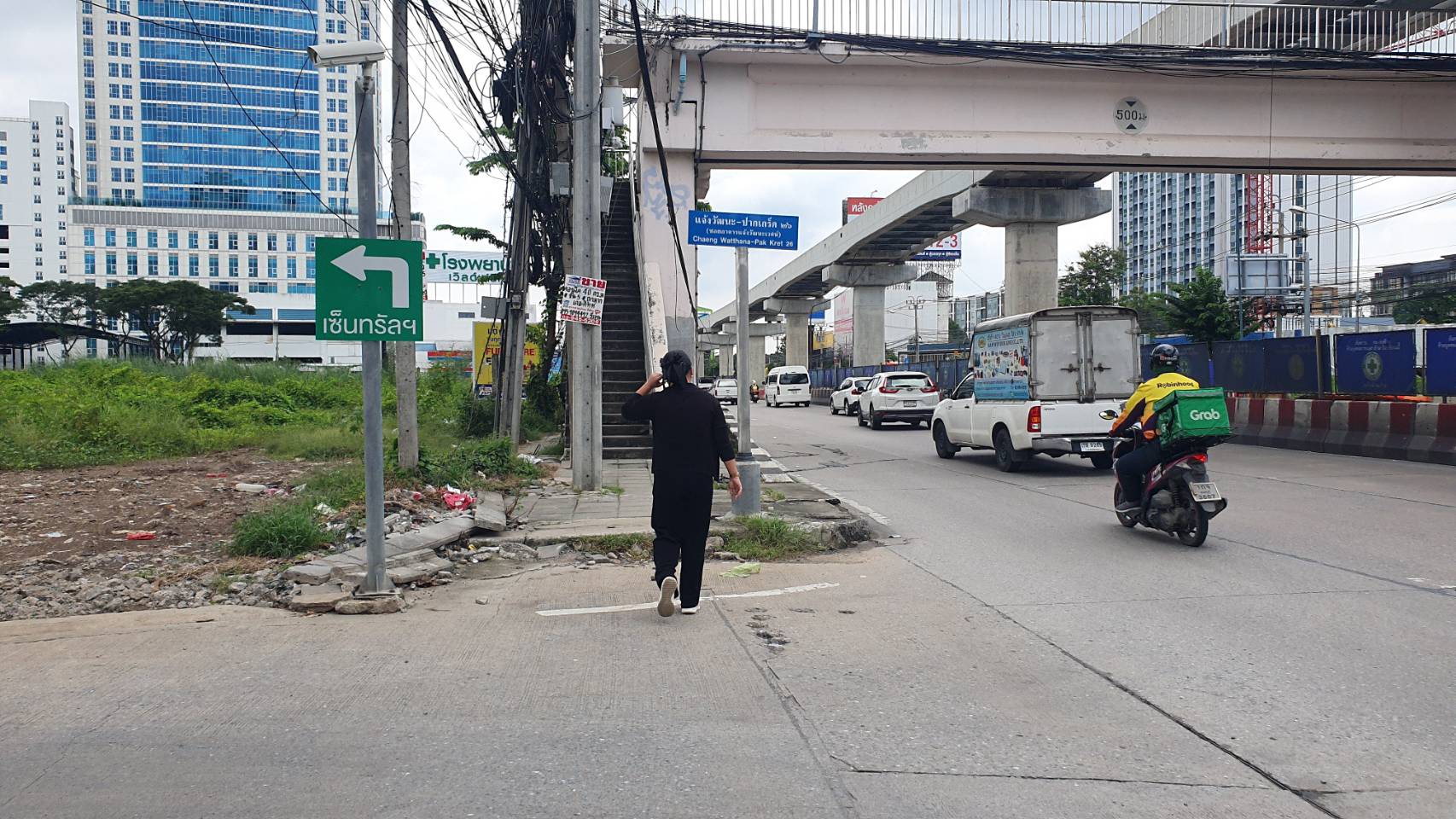พนักงานสาวโพสต์เตือนภัยหลังลุยน้ำท่วมสูง ตกท่อระบายน้ำได้รับบาดเจ็บ      