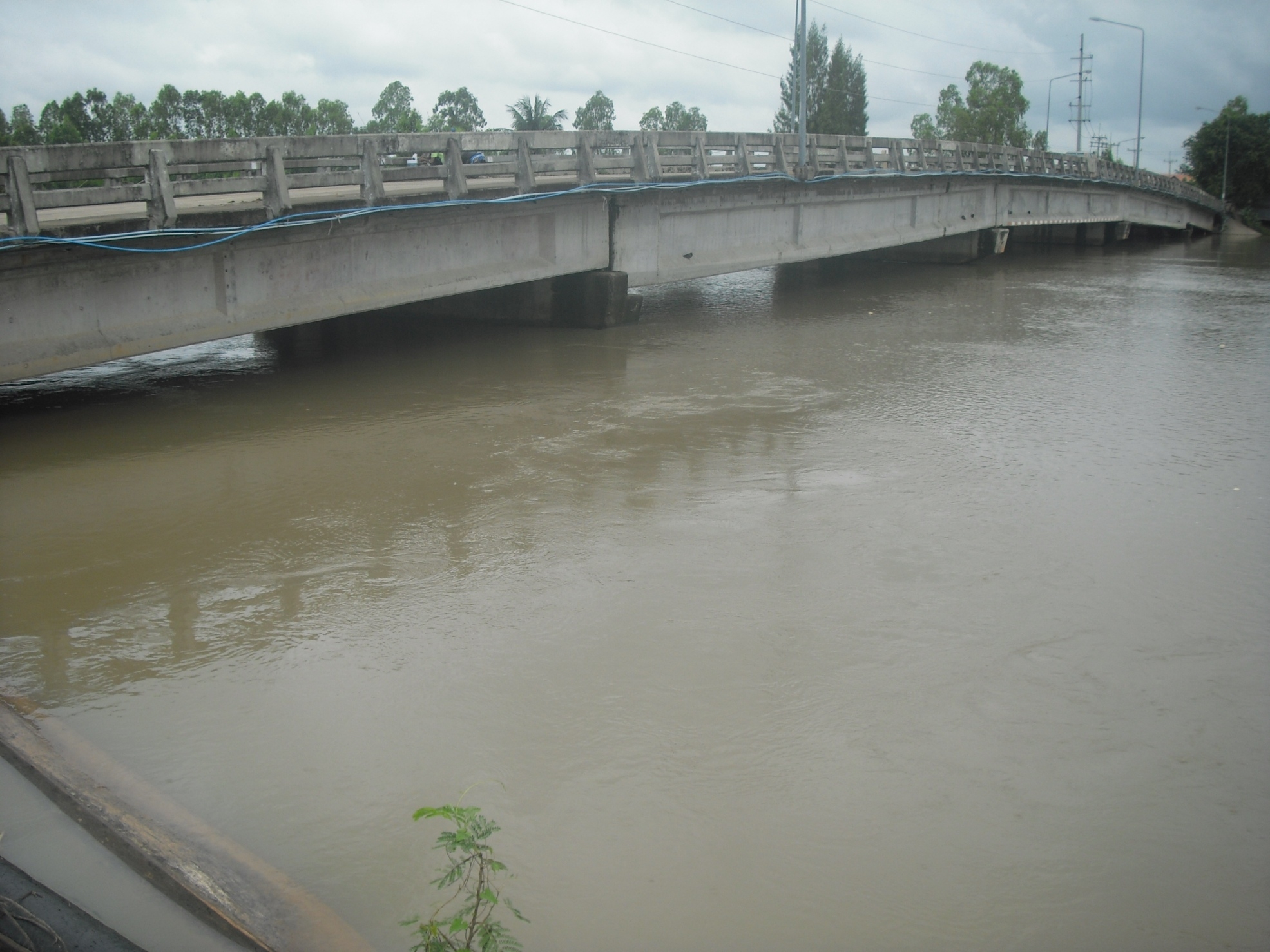 "น้ำมูล"หนุนสูงจ่อท่วมสะพานสตึกเอ่อจมบ้านนาข้าวจมหลายพันไร่