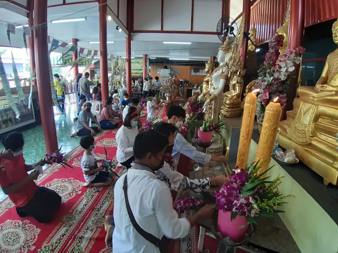 พุทธศาสนิกชนทำบุญ-ตักบาตรวันออกพรรษาคึกคัก