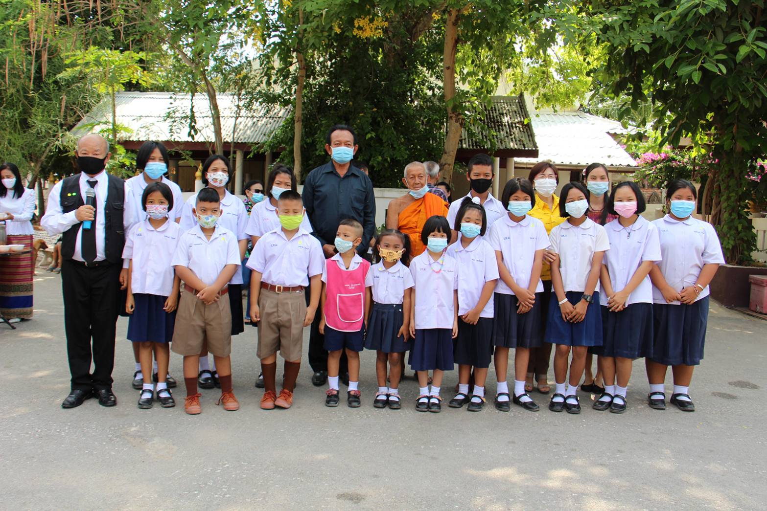 อดีตนายทหารทําบุญวันเกิดให้ภรรยาที่เสียชีวิตพร้อมแจงทุนให้นักเรียน 