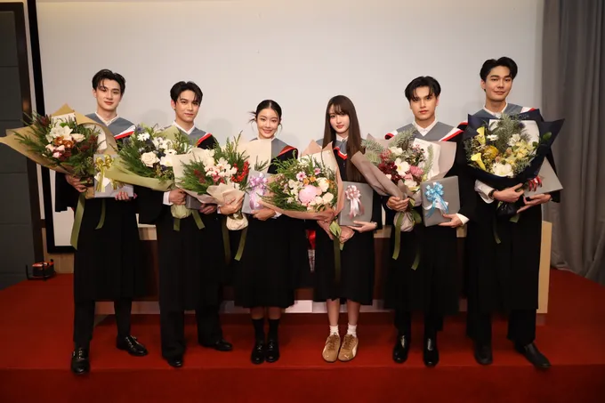  สุดภูมิใจ! “น้ำตาล-ดิว-สตางค์-วิว-มาร์ค-ธี” คว้าปริญญารั้ว มศว ได้สำเร็จ