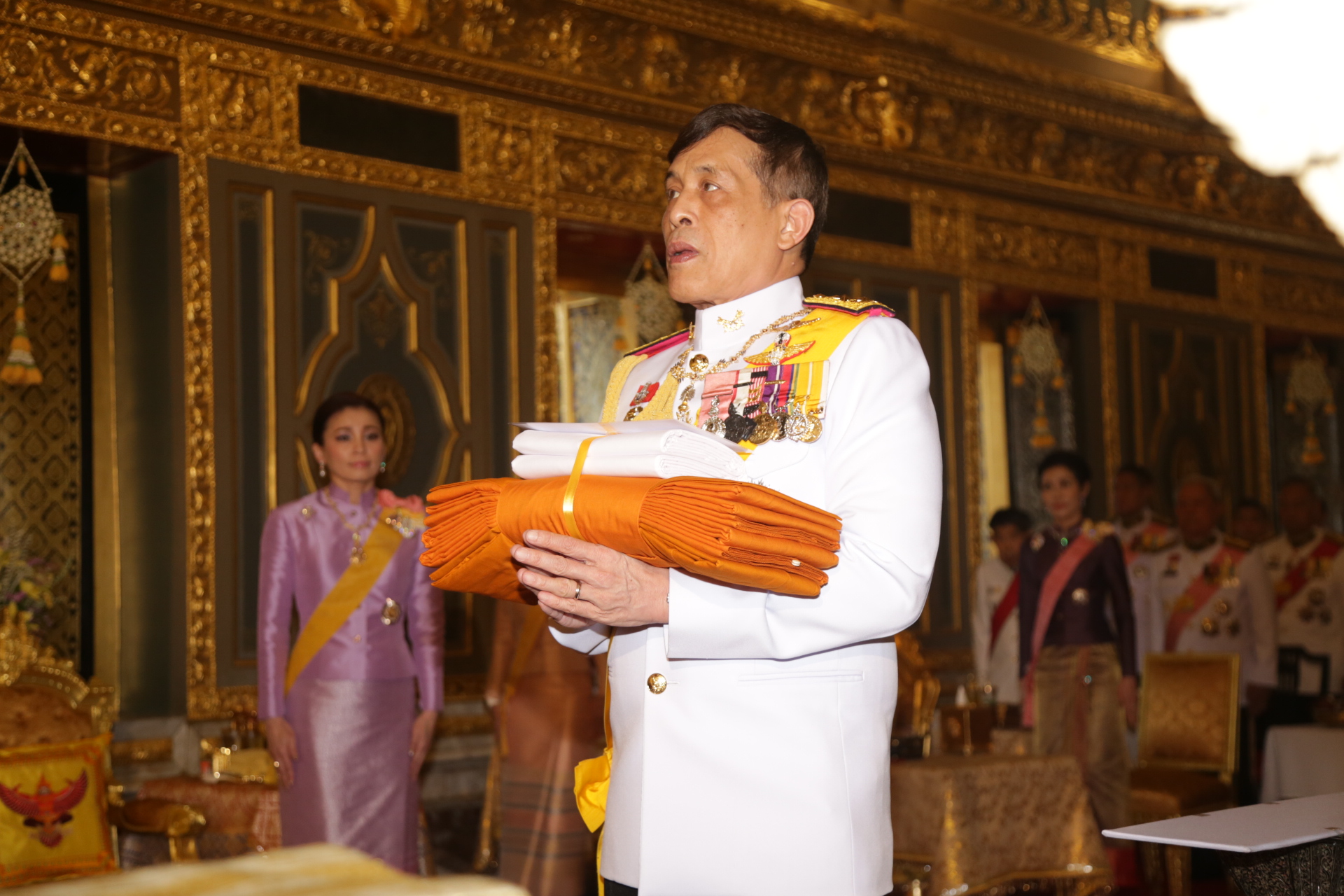 'ในหลวง-พระราชินี' เสด็จฯ ถวายผ้าพระกฐิน วัดราชบพิธฯ 