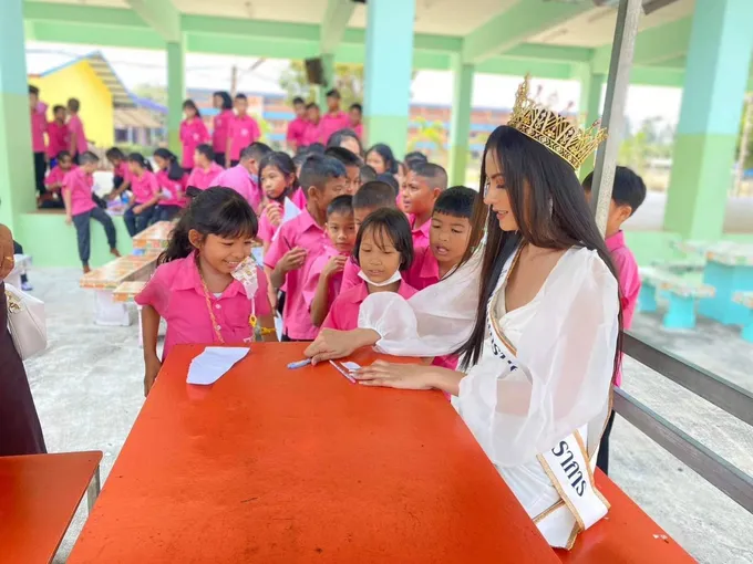 มิสแกรนด์สมุทรปราการกลับเยี่ยมบ้านเกิดที่บางสะพานร่วมสร้างรอยยิ้มให้กับเด็ก