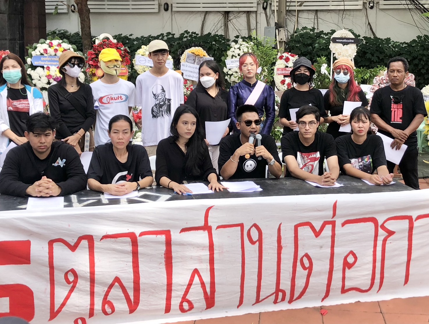 กลุ่มคณะราษฎร ตั้งโต๊ะแถลงการณ์ เรียกร้อง "ยุบสภา" และคืนอำนาจให้กับประชาชนโดยเร็วที่สุด