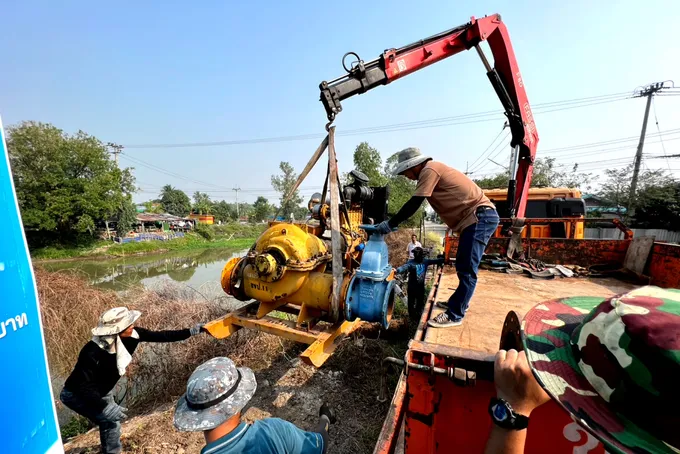 กรมชลฯ รุกตั้งเครื่องสูบน้ำ-กำจัดวัชพืช เพิ่มประสิทธิภาพส่งน้ำให้ ปชช.