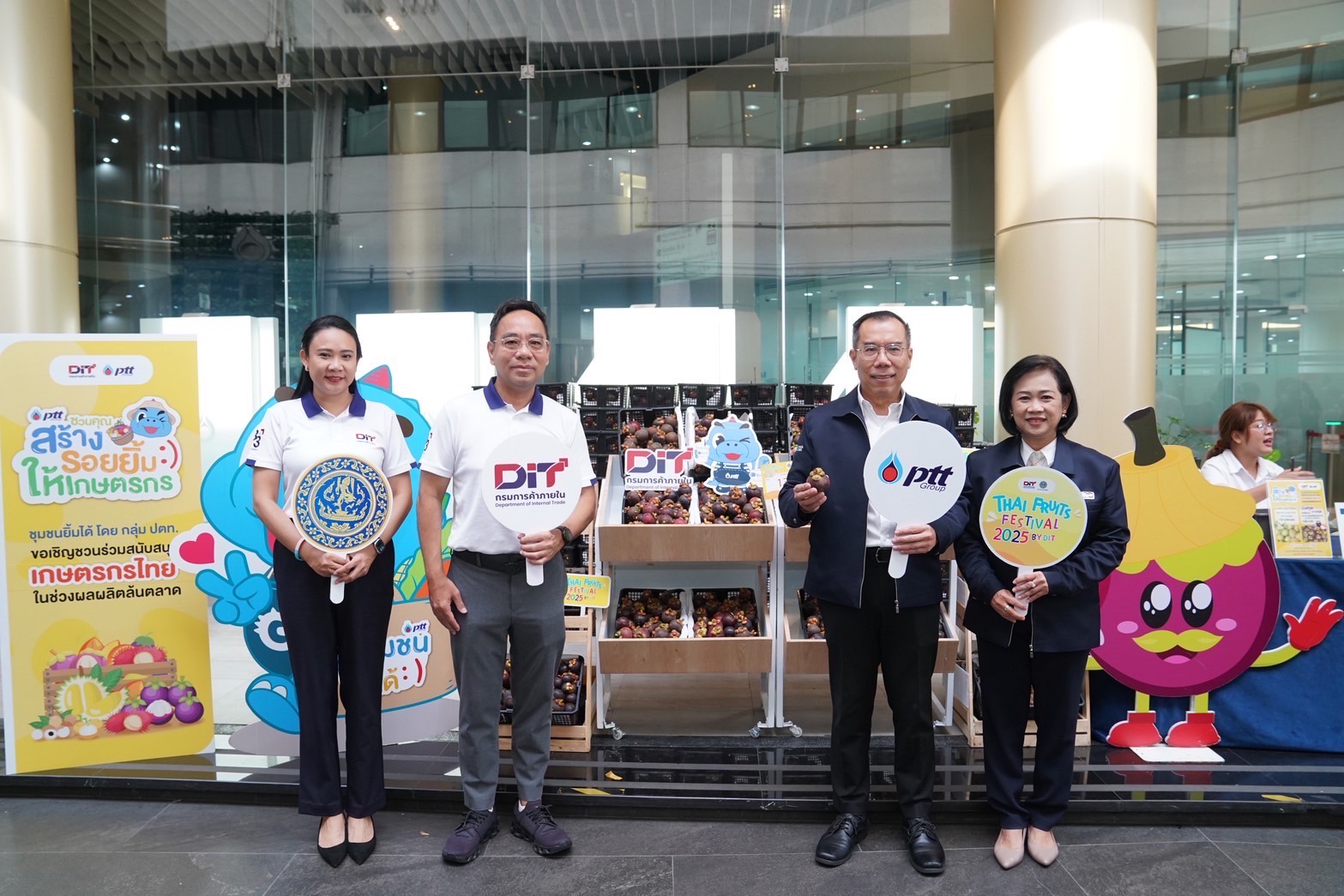 กลุ่ม ปตท. เปิดพื้นที่ “สร้างรอยยิ้มให้เกษตรกร” อุดหนุนผลไม้จากสวน ลดปัญหาผลไม้ล้นตลาด