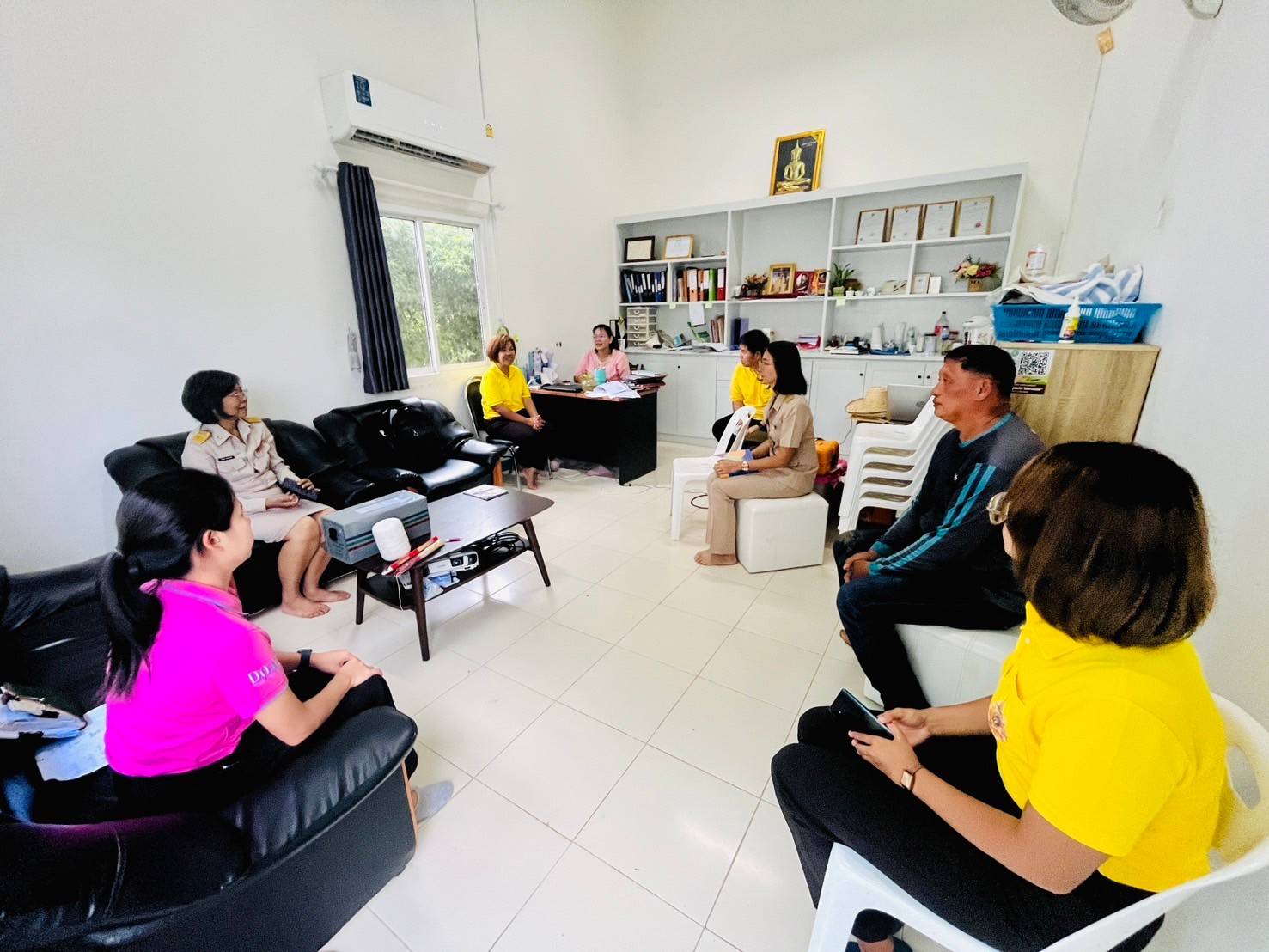 เกษตรอำเภอเมืองเพชรบูรณ์มอบวัสดุปัจจัยการเกษตรแก่ศูนย์จัดการดินปุ๋ยชุมชนตำบลนายม 