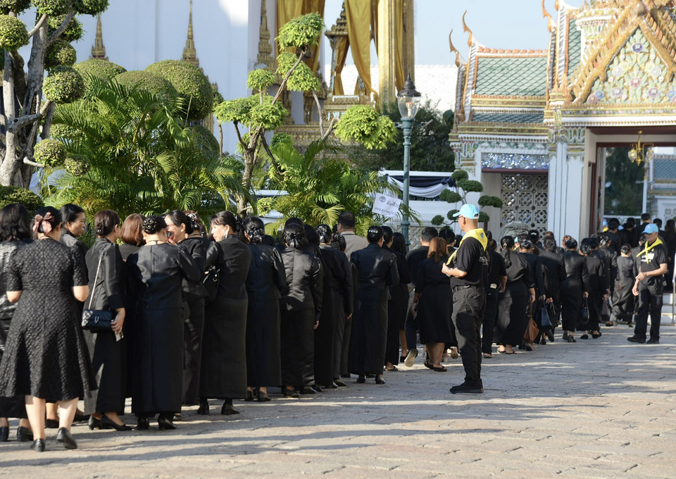 “พสกนิกร”ทั่วประเทศหลั่งไหลกราบถวายบังคมพระบรมศพ “พระพันปีหลวง” น้อมสำนึกในพระมหากรุณาธิคุณอันหาที่สุดมิได้