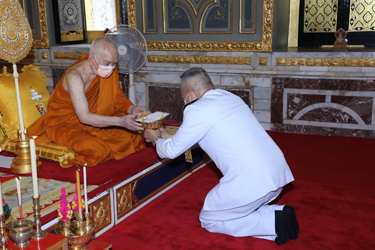 ในหลวง โปรดเกล้าฯ ราชเลขานุการในพระองค์ เชิญเงินพระราชทาน ถวายแด่ ‘สมเด็จพระสังฆราช’ สมทบทุนวัดที่ตั้งรพ.สนาม ศูนย์พักคอย