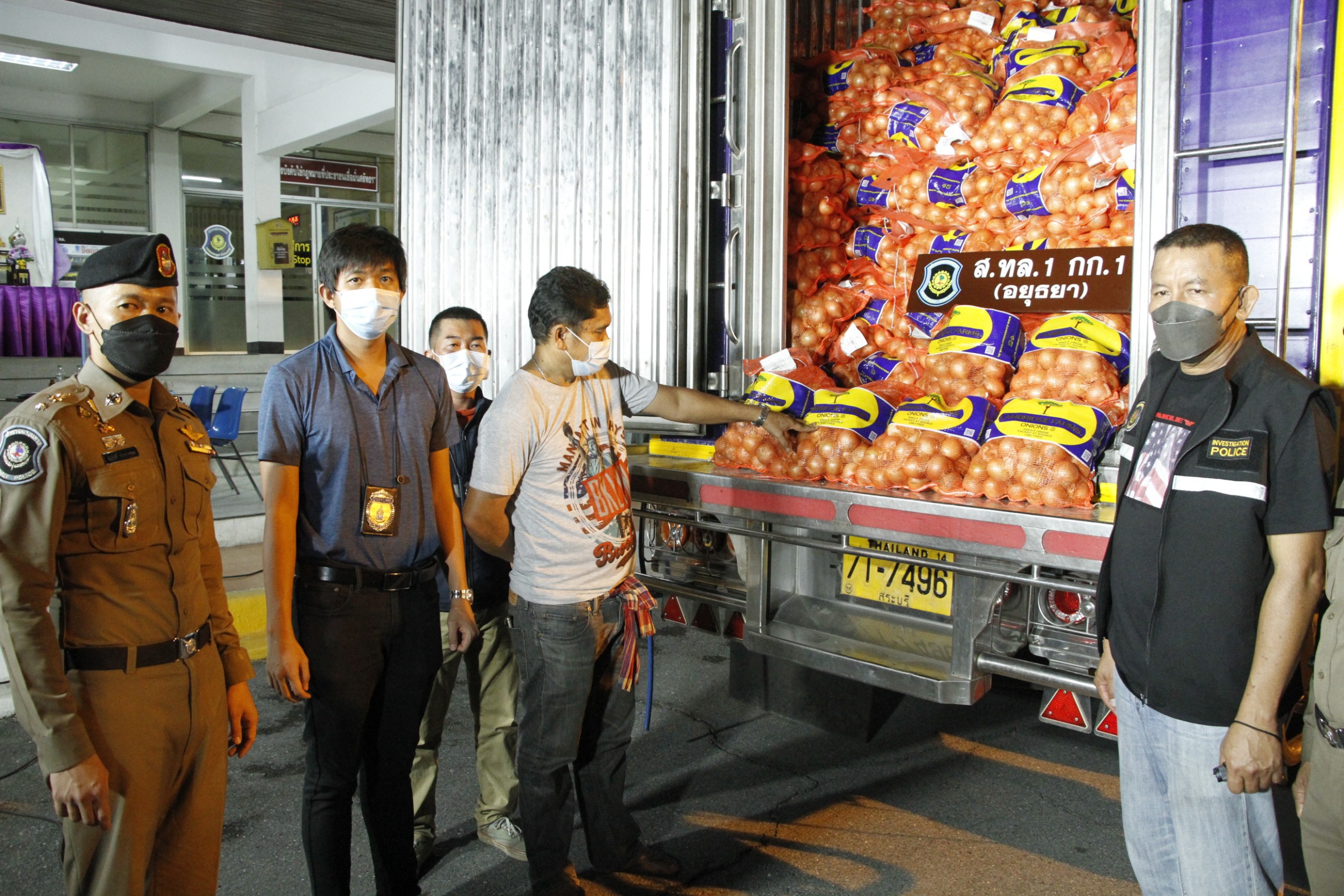 ตร.จับกุมลักลอบขนหอมหัวใหญ่จากมาเลเซีย กว่า 1,700 กระสอบ      