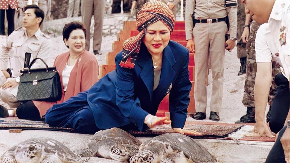 พระพันปีหลวงกับคึกฤทธิ์ ในงานอนุรักษ์เต่าทะเลไทย