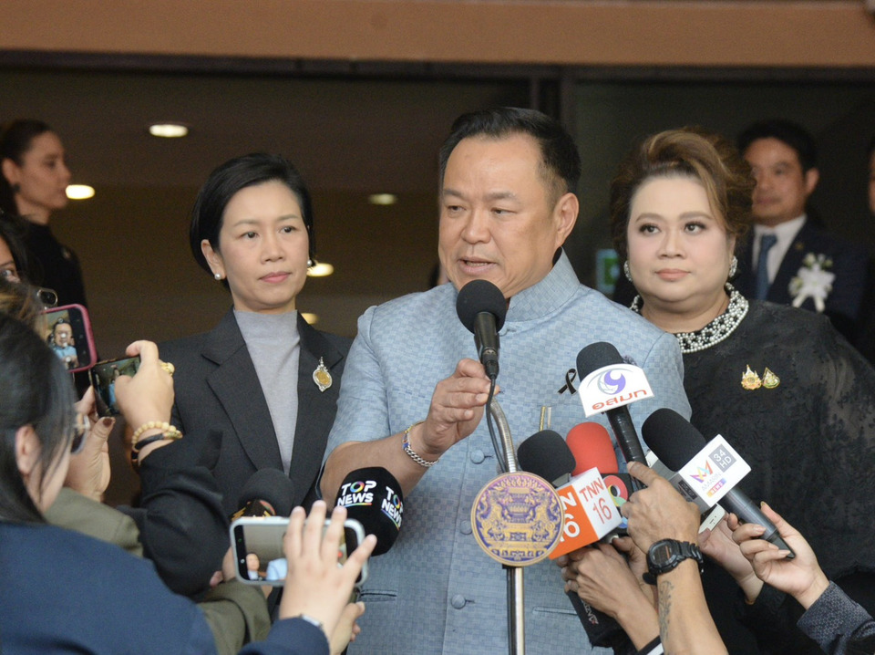 “อนุทิน” พาภริยาทำบุญวันเกิด แวะกินข้าวแกงก่อนเข้าทำเนียบฯ 