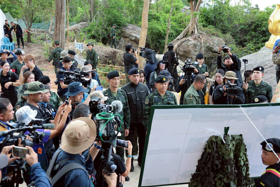 ทบ. นำสื่อฯลงพื้นที่ "ปราสาทคนา" ติดตามสถานการณ์ชายแดนสุรินทร์ ย้ำพร้อมปกป้องอธิปไตยไทย