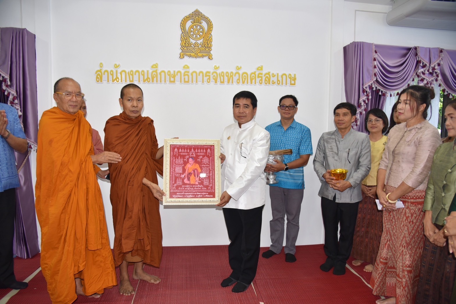 มูลนิธิหลวงปู่สรวง วัดไพรพัฒนา มอบอาคารหอประชุมสำนักงานศึกษาธิการจังหวัดศรีสะเกษ
